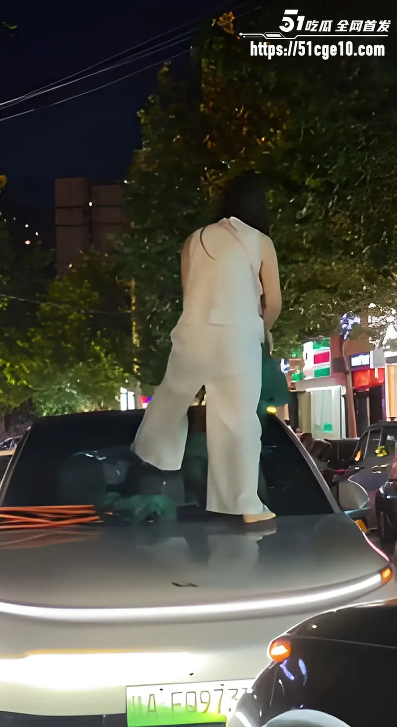 陕西洛南抓奸事件 白衣原配爬上车顶怒砸玻璃 街头千人围观现场直接炸了!