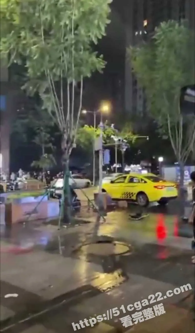 重庆九街疯狂出租车 出租车司机愤怒冲撞路人 惊险画面曝光 堪称现实版侠盗飞车!
