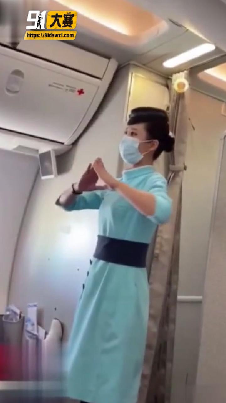 每日大赛之【空姐不为人知的真实反差】制服下全是极品骚货 落地就发情合集