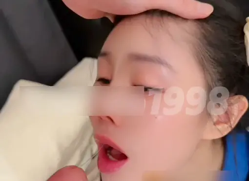 这颜值真的堪比网红啊,主动摘下来避孕套丢一边,被内射