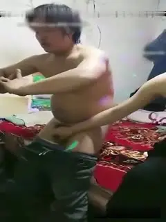勾搭村里智障给单身智障小伙送福利
