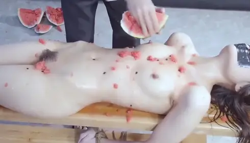 小模拍摄重口味捆绑情欲视频!把妹妹吊在空中插逼喷潮!
