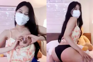 韩国女主播在直播中淋上润滑油在胸上诱惑粉丝们!