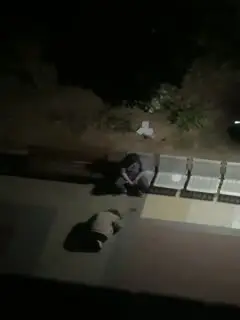偷情女子跪求男子原谅