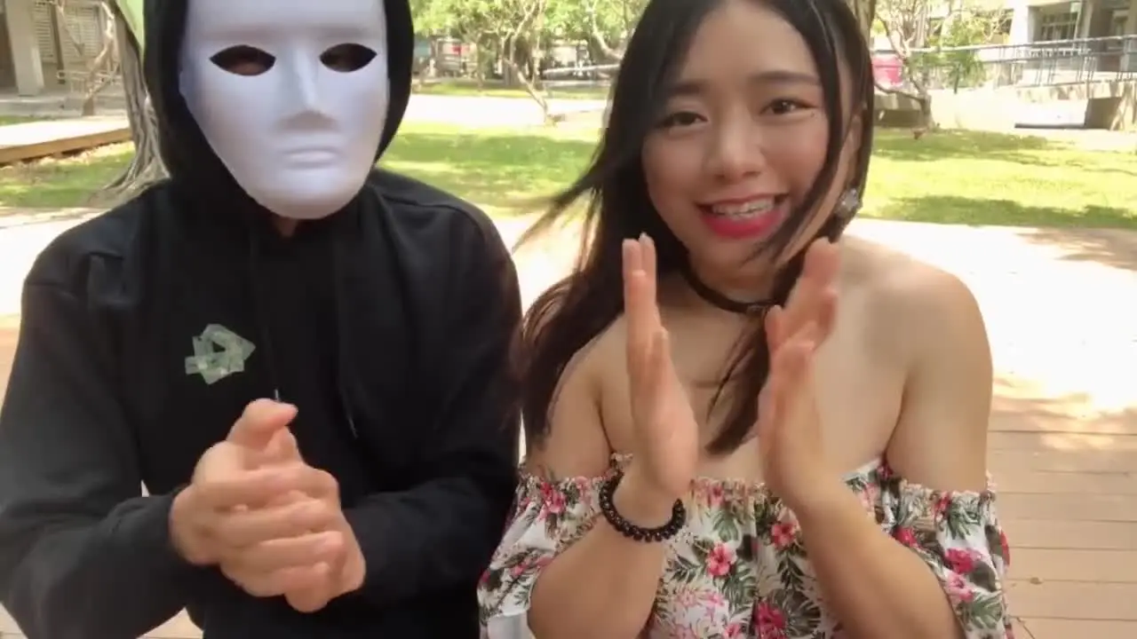 白天约会蒙面人,激情做爱爽歪歪。