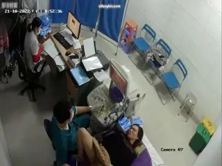 【医院监控泄密】22年10月流出:男医生做B超阴超,磨蹭温柔插入!女士体检+医生换衣