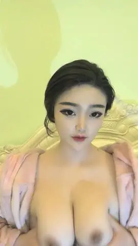 短发高颜值气质丰满妹子自摸扣逼诱惑,揉搓大奶近距离特写手指插