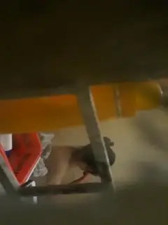 窗外近距离偷窥隔壁租房在超市上班的小妹洗澡这身材没说的这天然