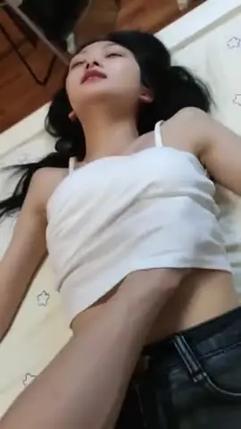 大二学舞蹈贫乳颜值美女诱惑啪啪，手伸进内衣摸奶子很听话，开档内裤掰穴特写第一视角插入，操完自己用跳蛋自慰 new