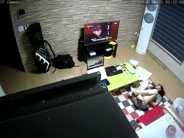 《精装 福利》百姓民居摄像头入侵真实偸拍整理集136V，亮点多多，把媳妇按在沙发上啪啪干进出都能看见爽歪歪啊~合集~6 21美女