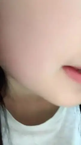 顶级颜值美少女【幼齿】收费房，外表清纯甜美，大尺度自慰，假屌跳蛋轮番上，穿上女仆装白丝袜