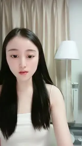气质文静新人美女!初下海大尺度!小背心白嫩贫乳,多毛极品粉穴超嫩,揉搓阴蒂搞得湿湿