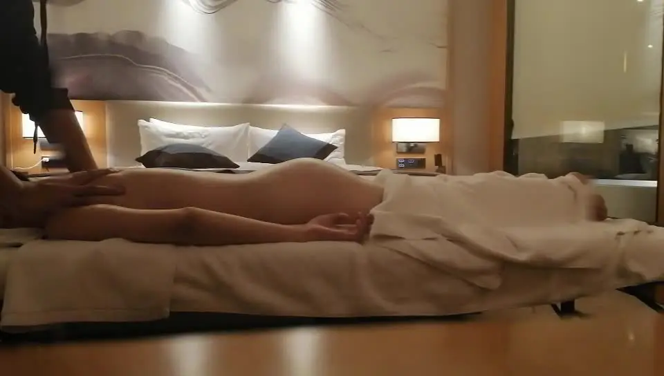 私密保健会所《女子养生SPA》少妇带着水果来找相熟的男技师全身推油爽到让小哥草她才能泻火