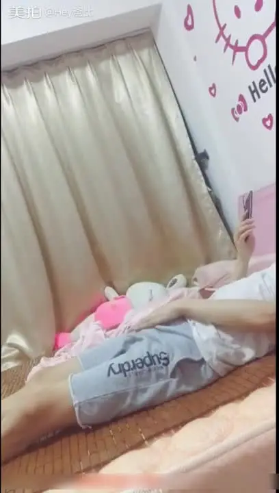我拿着手机看A片手淫_女友穿着性感仙女装冲进我房间_生气说；老公你手淫都不操我