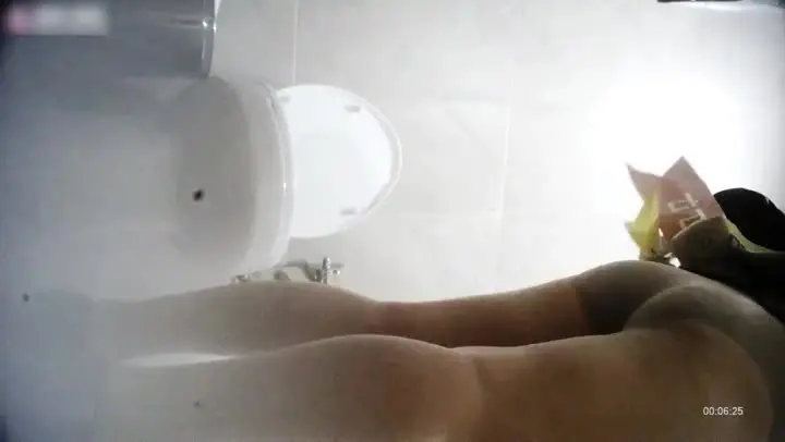 高质量女厕偷拍,统一制服的几个前台小姐姐,个个貌美如花 类似空姐的制服和丝袜美腿,简直了