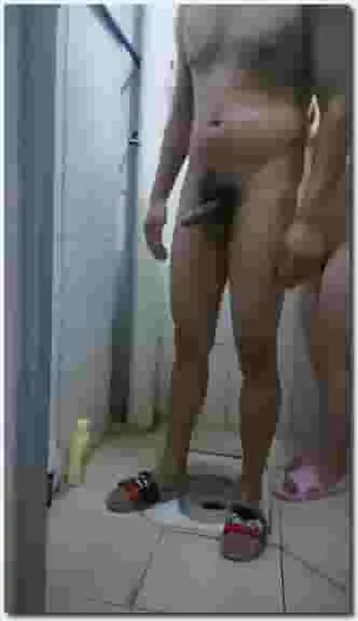骚逼少妇偷情饥渴小伙,洗着澡就按捺不住了,口交大鸡巴舔逼直接在浴室开车,玩到床上爆草抽插给狼友看特写