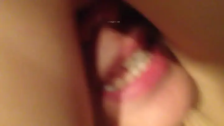 邻家美少妇与隔壁老王偷情自拍流出，这个少妇莫非是吃了春药？脸颊红润 红杏出墙啊，看她的表情就知道有多爽~狠狠地干 4