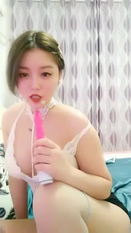 丰乳肥臀新人肉感短发美女小尺度诱惑,撩起内衣露出大白美乳,跳蛋塞内裤震动,掰穴用火腿肠摩擦阴蒂
