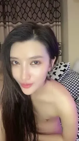 颜值很高的小姐姐逼毛浓厚性欲旺盛好骚啊，全程露脸自慰骚穴道具抽插，给他的小哥哥深喉口交，各种爆草抽插 new