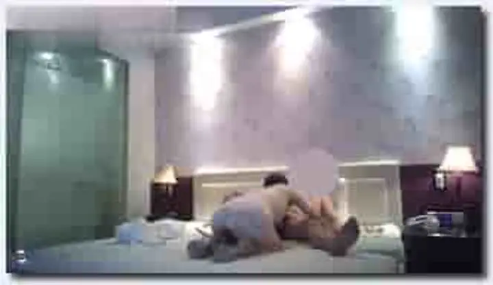 做生意的老板私人会所高价选妃身材高挑端庄大方美女小姐贱贱的呻吟声就受不了边肏边说各种淫语对白是亮点