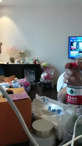 橙子不甜 谈谈情说说爱 骚得不行!硬是穿着高跟往小哥肚子踩上去,两腿之间的磨蹭~橙子不甜