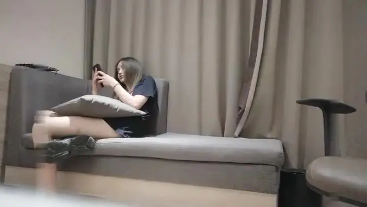 黑絲豹紋情趣誘惑風騷姐妹花在房間讓幾個大哥放肆玩弄，道具抽插摳逼滴蠟誘惑，牀上浴室各種玩弄爆草A new
