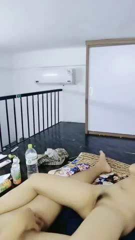小哥的乖乖小可爱女友全程露脸在镜头前让小哥玩，亲着小嘴玩奶子抠逼，攥着小哥的鸡巴呻吟，让小哥抗腿抽插 new