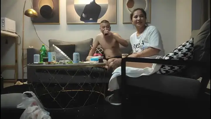 换妻探花288高价门票两对夫妻4P,高清拍摄先玩玩游戏,吊带连体网袜骑脸舔逼,交换操上位骑乘后入横版