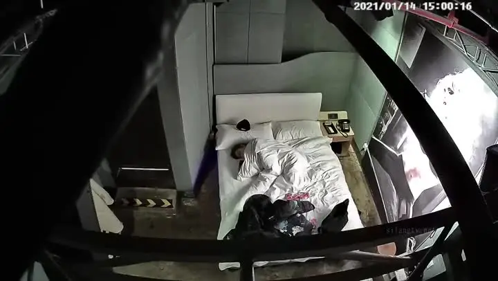 精神小伙给女友带了几套情趣内衣丝袜,让她换上再啪啪,圆脸可爱的女生