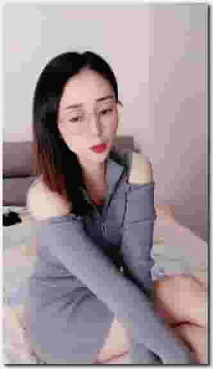 兄妹乱伦游戏有颜值还很骚全程露脸,淫声荡语不断精彩刺激,口交大鸡巴跟她的小哥哥激情抽插浪叫不断第二弹