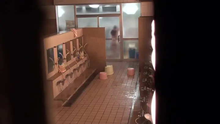 刺激到顶点!作死大神潜入校园女生公共浴室偸拍~刺激到顶点!作死大神潜入校园女生公共浴室偸拍2