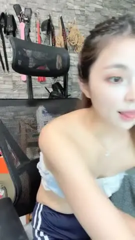 高颜值高挑妹子墙上挂着这样的调教道具 魔鬼身材三点全露道具自慰插穴,特写超干净的蝴蝶逼