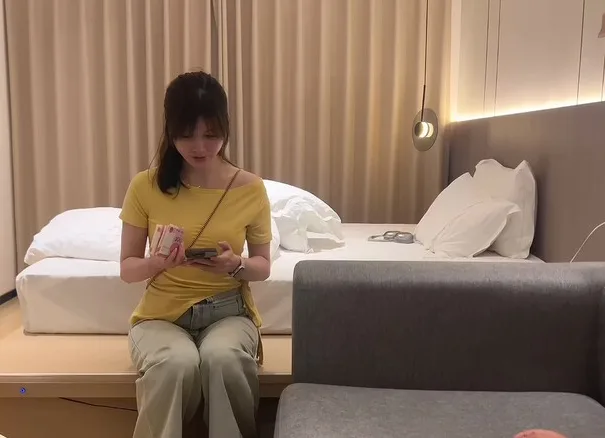 【精品猎艳】史莱姆探花 – 3000约了一个大圈妹子 穿衣显瘦脱衣有肉 各种姿势进攻她的蜜穴 脸蛋又动人真的太值了