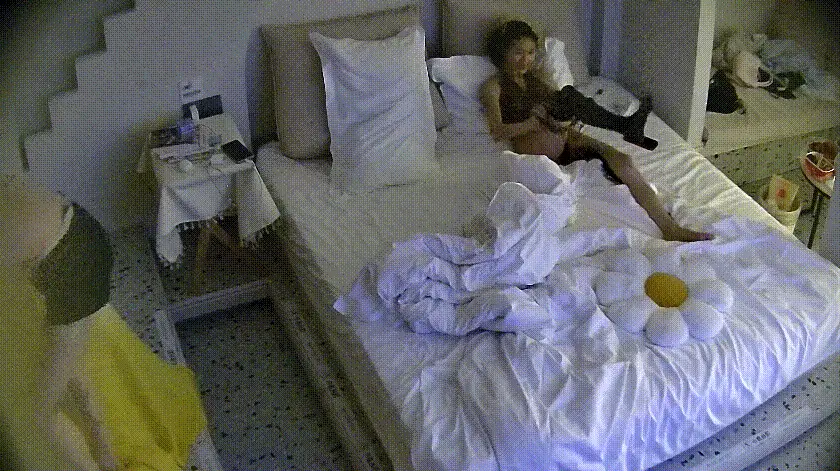 民宿酒店 6-4 清纯漂亮的邻家眼镜小美女 深夜换上分断式情趣内衣 全心配合 让男友在身上玩得尽兴