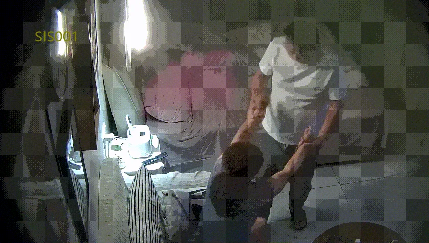 大学城 6-27 熟妇被男人脱光衣服拉上床 别看岁数不小 但逼看着还是白嫩 应该是老公用得少才出来偷情