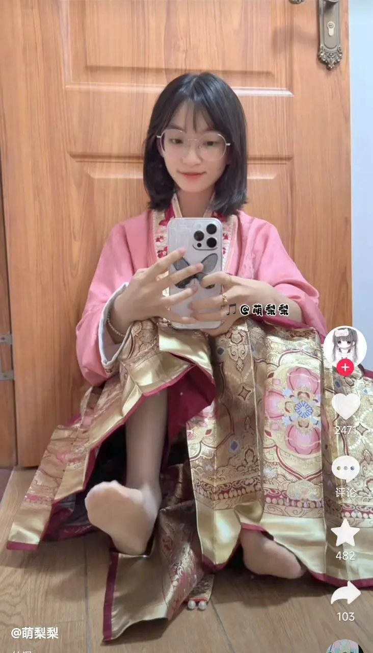 泡了一个抖音两万粉的小萝莉博主，各种汉服，洛丽塔，jk，粉嫩小脚十分可爱，不可多得的极品