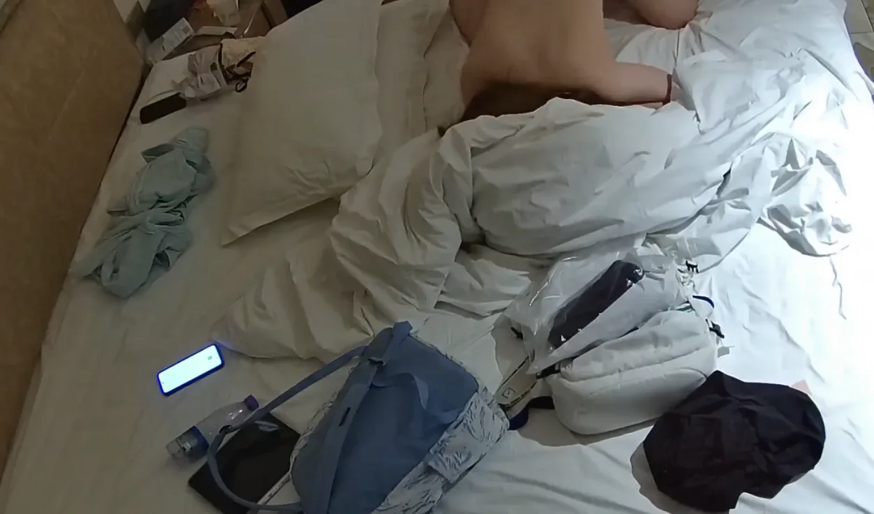 公寓酒店 6-15 白白嫩嫩的漂亮女友还没清醒就被男友喂屌 床上床下都是战场 还一边操一边用手机拍照
