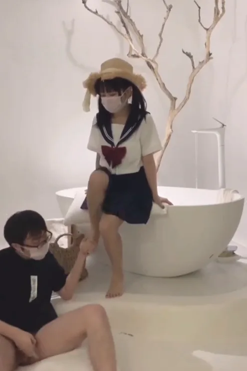【重磅】超顶绿帽NTR小夫妻【三岁小宝宝】刚跟野男人做完爱，男票没射，缠着我舔脚。舔完了脚舔小蜜穴，乌龟表示好满足。ps：几年前的视频，那时候还没结婚。