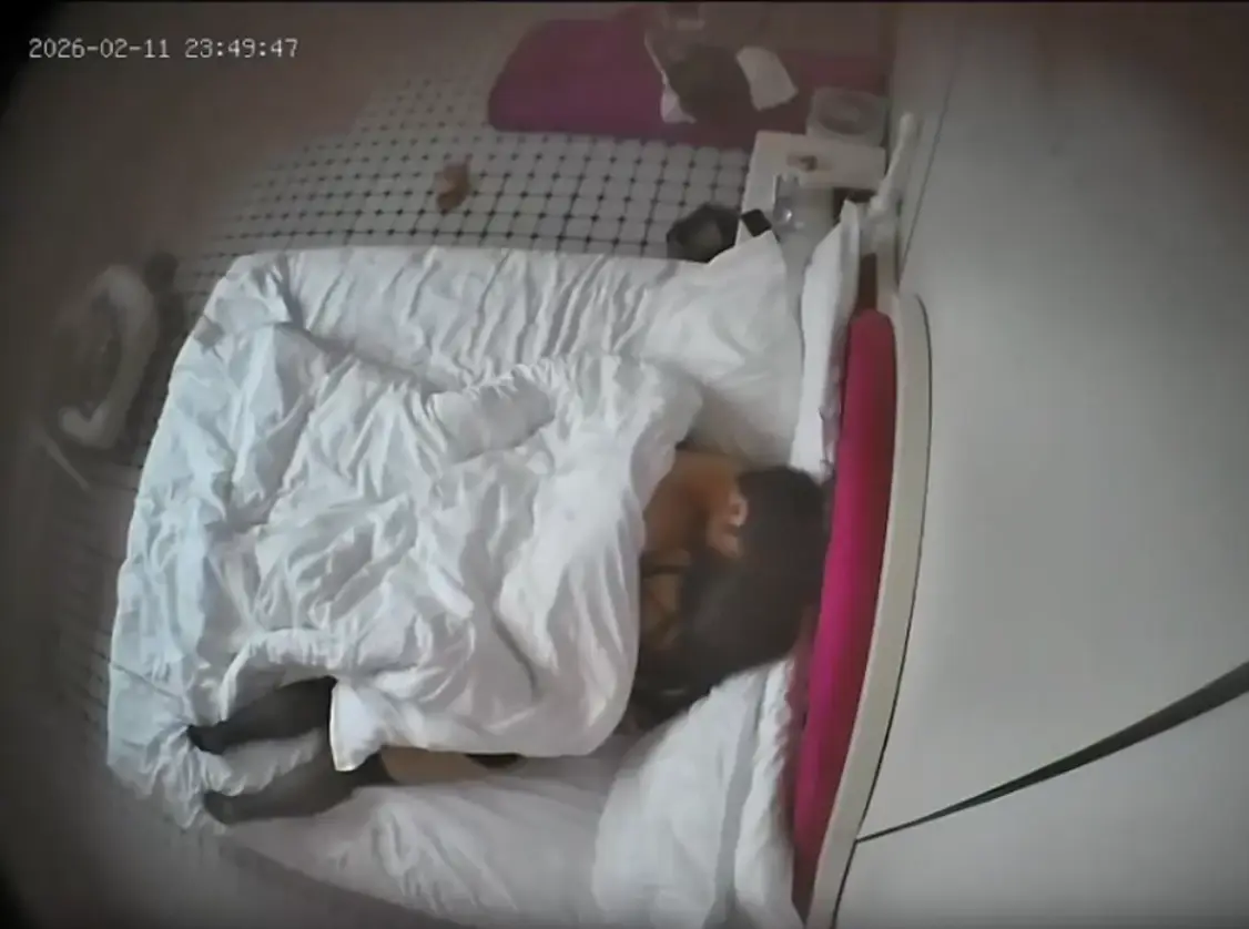 上帝视角 2-12 年轻情侣玩得就是花 美女先穿上黑丝 手里还拿个皮鞭 男人一边操她 她一边抽男人 双淫