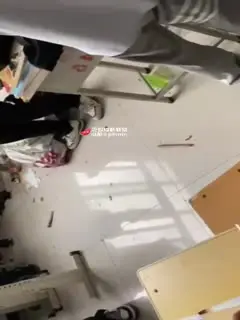 河南鹤壁技师学院发生一起校园欺凌事件，有学生手持板凳多次砸向另一名学生头部