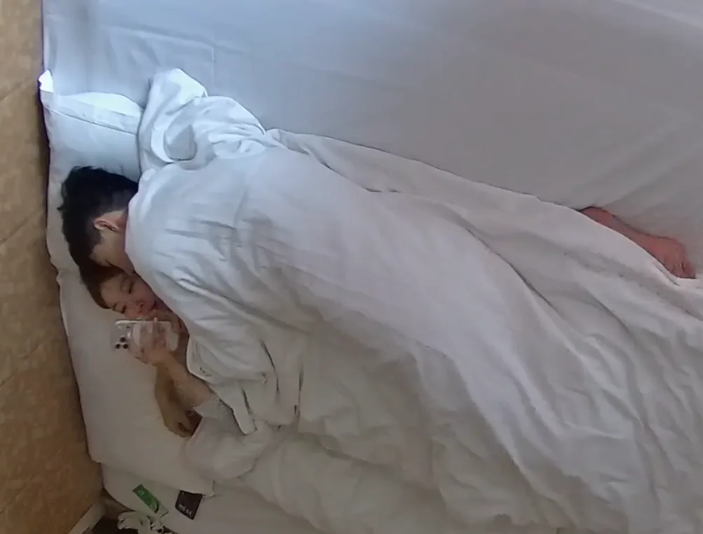 情趣酒店6-14 黄发清纯小女友开房 男友扒开双腿猛烈插入
