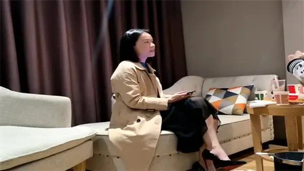 偷拍实录:高价约炮黑丝高跟长腿御姐,极品骚穴任君狂干