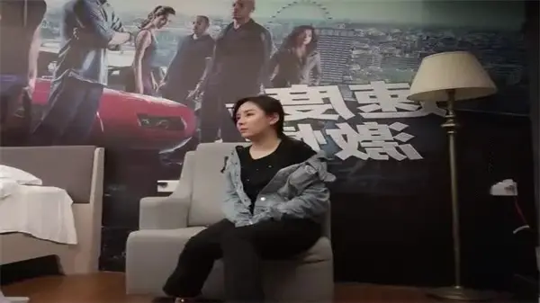 牛仔外套妹子沙发湿扣!骚穴淫水狂喷,欲求不满主动求操
