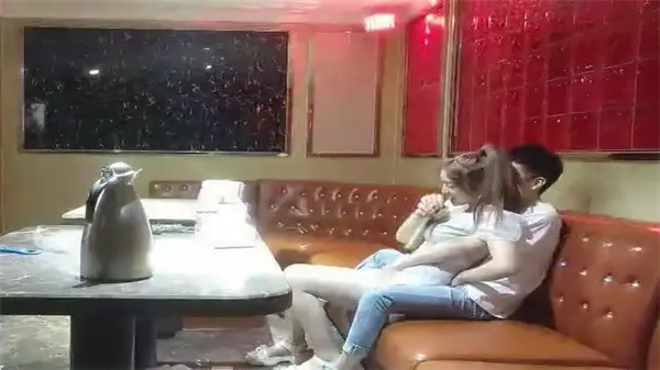 探花炮哥 KTV包厢私密偷拍,绝色美女被猛操内射高潮
