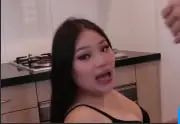 厨房人妻边做饭边发骚!巨乳母狗做饭中途忍不住跪地深喉 渴肉棒急插入猛操流水