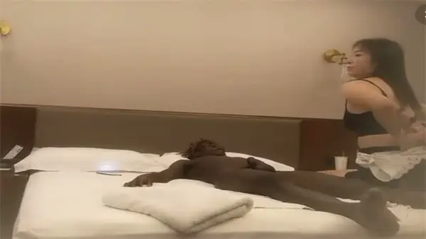 熟女人妻被老黑高价包夜!马尾骚穴狂干内射