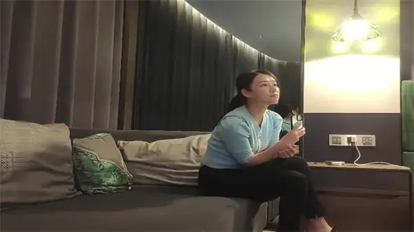 骚浪贱!蓝衣极品外围女白嫩蜜穴大开勾引,狂言:只准看逼不准舔!