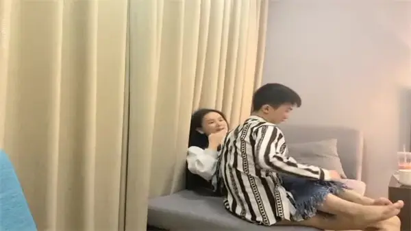 偷拍高清!土豪重金约炮高跟长腿苗条骚货,贫乳敏感狂颤内射