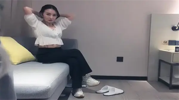 168CM高挑外围小仙女 气质文静却隔裤狂摸巨屌 听话骚货彻底沦陷