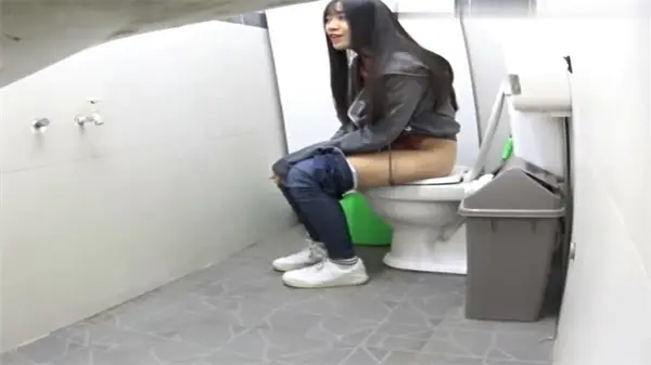厕拍大神潜入女生宿舍!偷装4K摄像头全程记录嫩穴如厕自慰高清流出